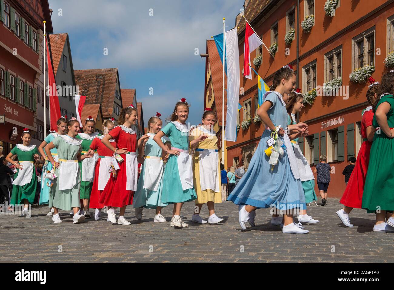 Dinkelsbühl, Deutschland - Juli 16, 2019; junge Erwachsene in bunten Kleidern im Zentrum von Dinkelsbühl während der Festlichkeiten des historischen Kinderzec Stockfoto