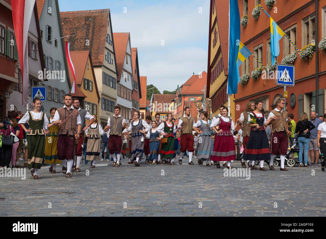 Dinkelsbühl, Deutschland - Juli 16, 2019; junge Erwachsene im Zentrum von Dinkelsbühl während der Festlichkeiten des historischen Kinderzeche, wo die Childe Stockfoto