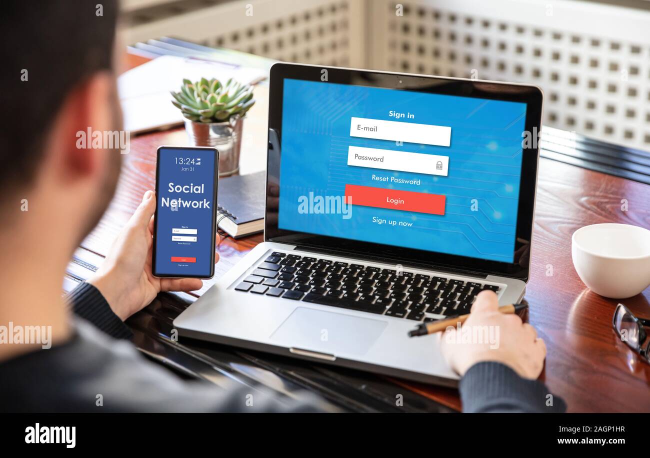 Passwort Login auf dem PC-Bildschirm, Mann mit Handy, soziales Netzwerk auf dem Bildschirm. Social media Sicherheit und Internet Security Konzept Stockfoto