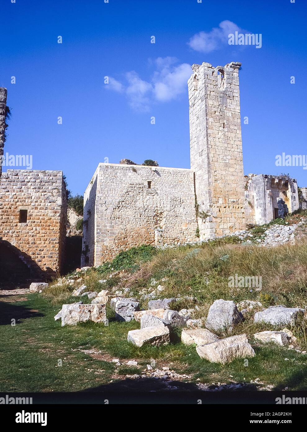 Syrien. Aussichtstürme auf den Ruinen der riesigen Kreuzfahrerfestung Krak des Chevaliers Qa'lat al Hosn zwischen Syrien und dem Mittelmeer. Die Festung wurde im 12. Jahrhundert erbaut und war während der Heiligen Kriege die Bastion der Tempelritter Europas Stockfoto