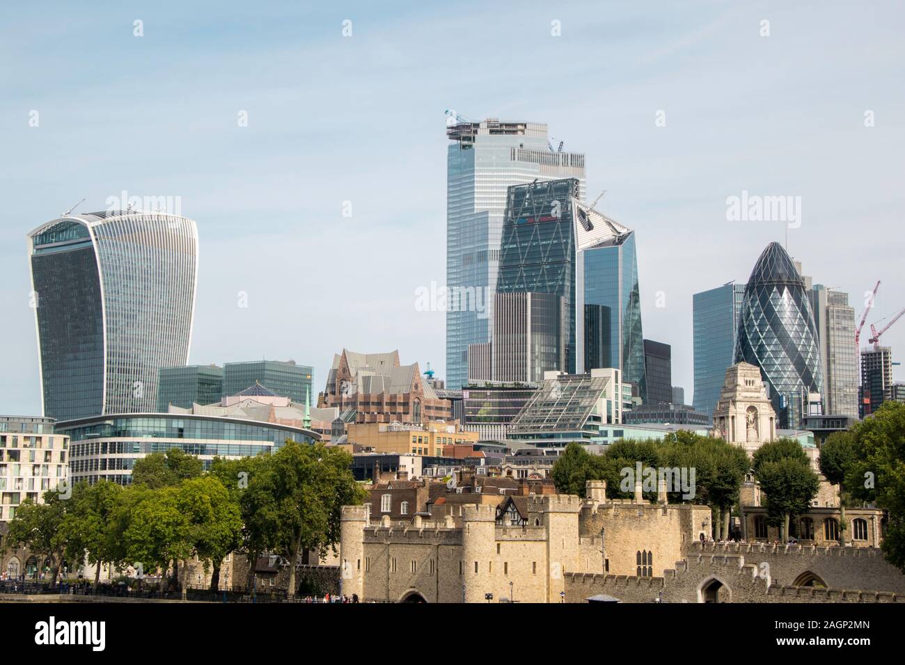Eine typische Ansicht der berühmten Londoner Skyline und das riesige Gebäude, die die Gegend mit Geschäften und Wohnungen gefüllt verschlingen. Stockfoto