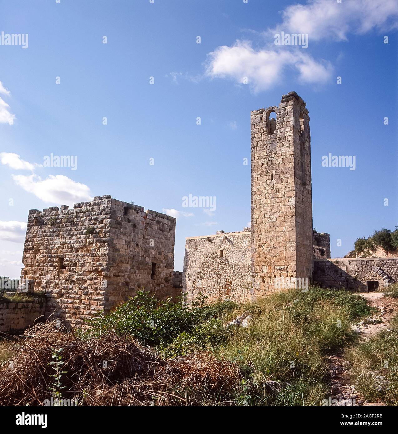 Syrien. Aussichtstürme auf den Ruinen der riesigen Kreuzfahrerfestung Krak des Chevaliers Qa'lat al Hosn zwischen Syrien und dem Mittelmeer. Die Festung wurde im 12. Jahrhundert erbaut und war während der Heiligen Kriege die Bastion der Tempelritter Europas Stockfoto