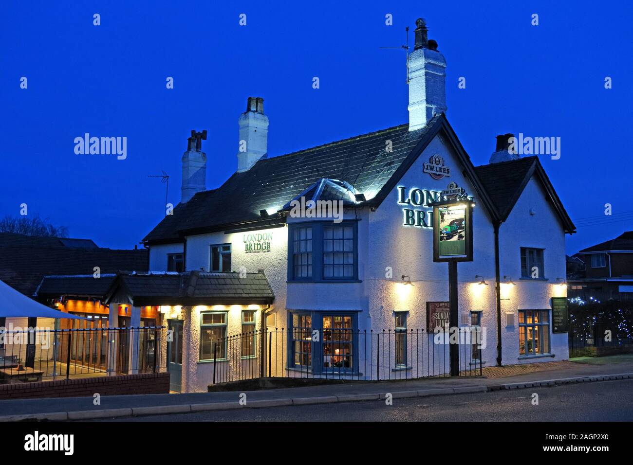 The London Bridge Pub, A49, Appleton, Stockton Heath, Warrington, Cheshire, England, UK, in der Abenddämmerung, JW Lees Pub Stockfoto