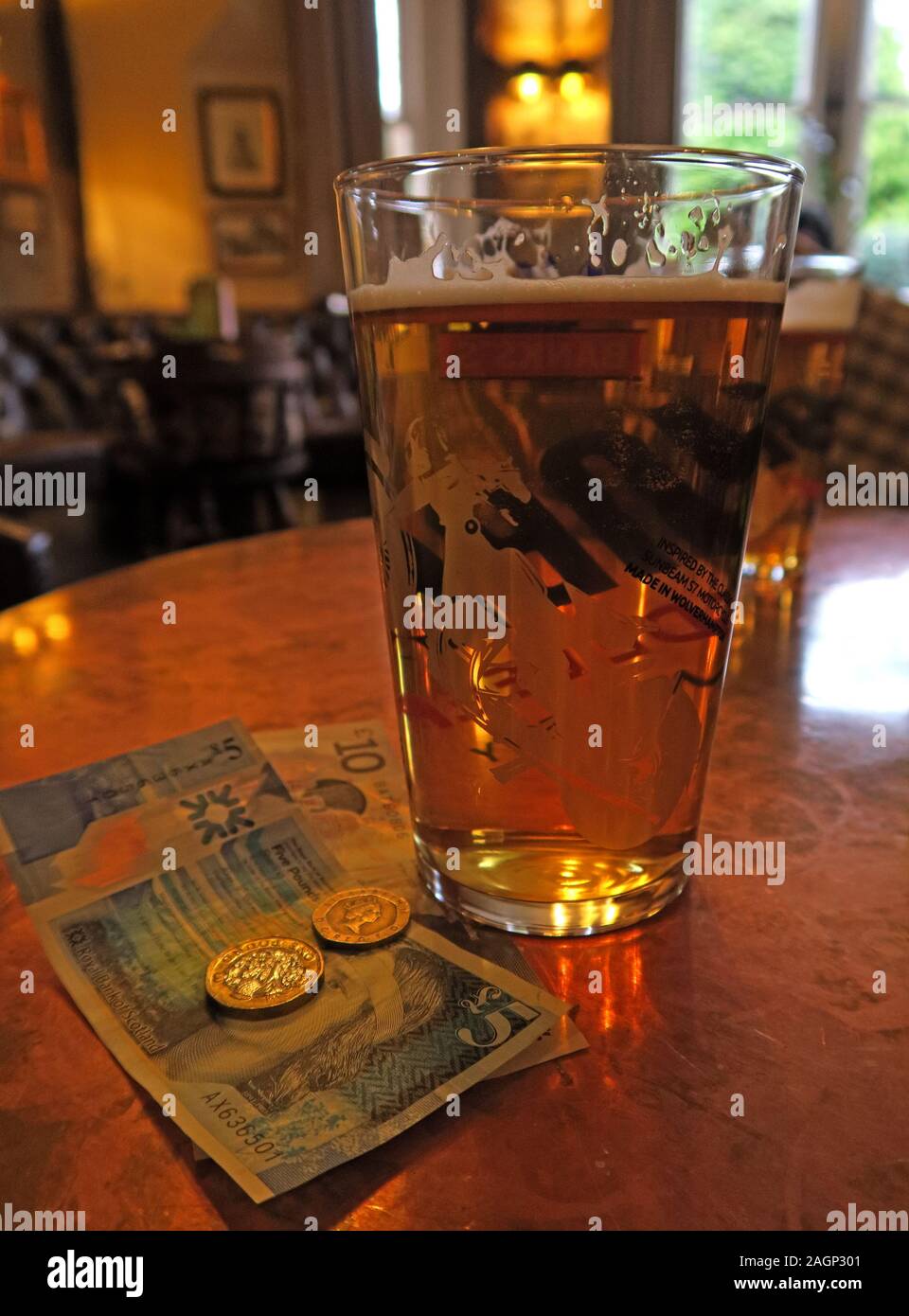 Ein Pint Bier auf dem Abar Tisch, britische Sterling Geld, Schottland, schottisches Geld, schottische Scheine Stockfoto