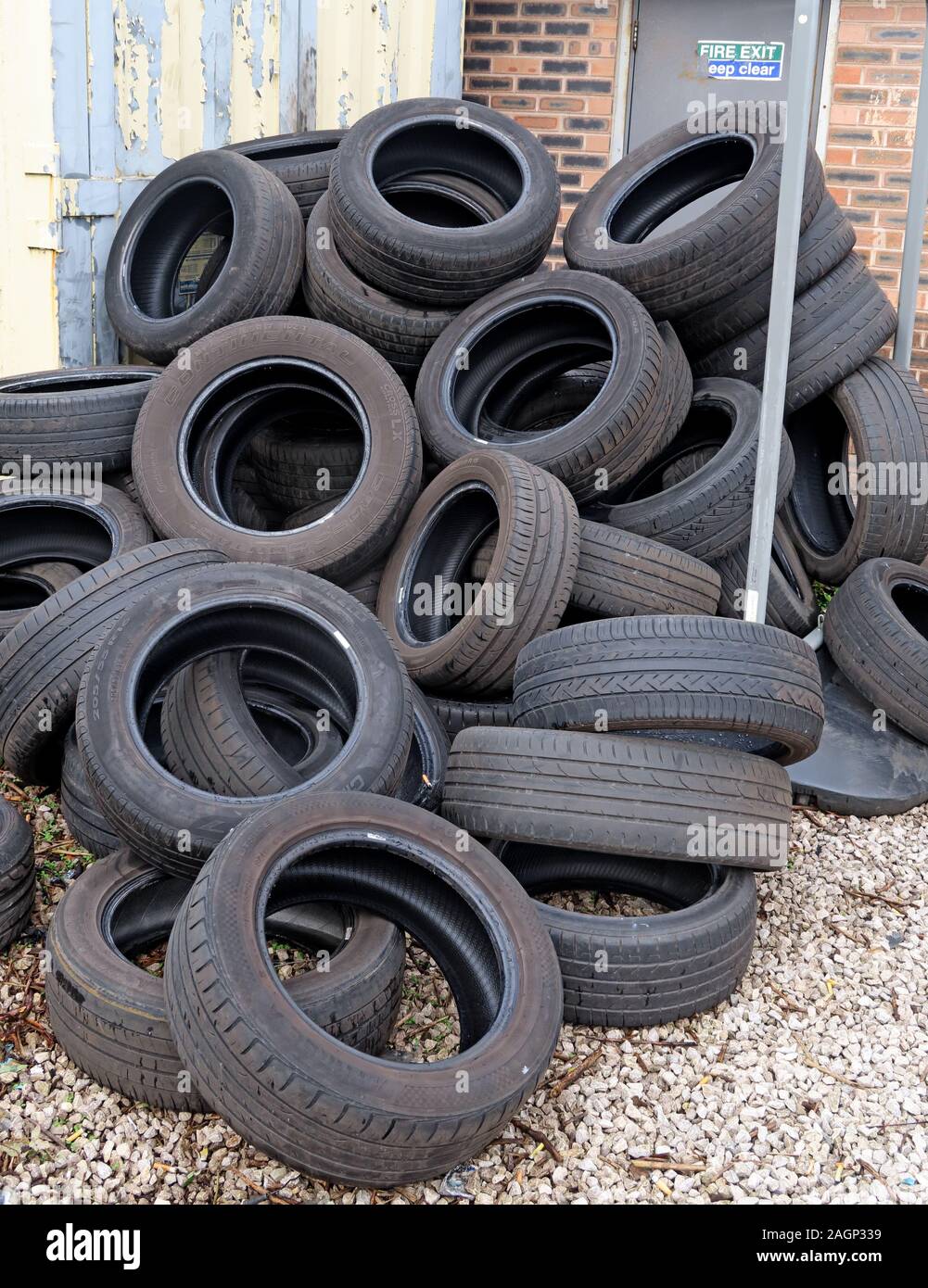 Reifenentsorgung und -Entsorgung von Reifen in einem Stapel, Best Practice Gummireifen Recycling Stockfoto