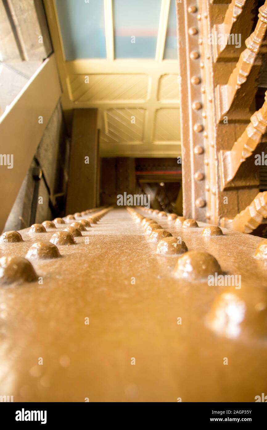 August 21, 2019 - Tower Bridge, London, Vereinigtes Königreich. Der Blick entlang der Stahlträger aus dem Inneren der berühmten Tower Bridge in London. Stockfoto