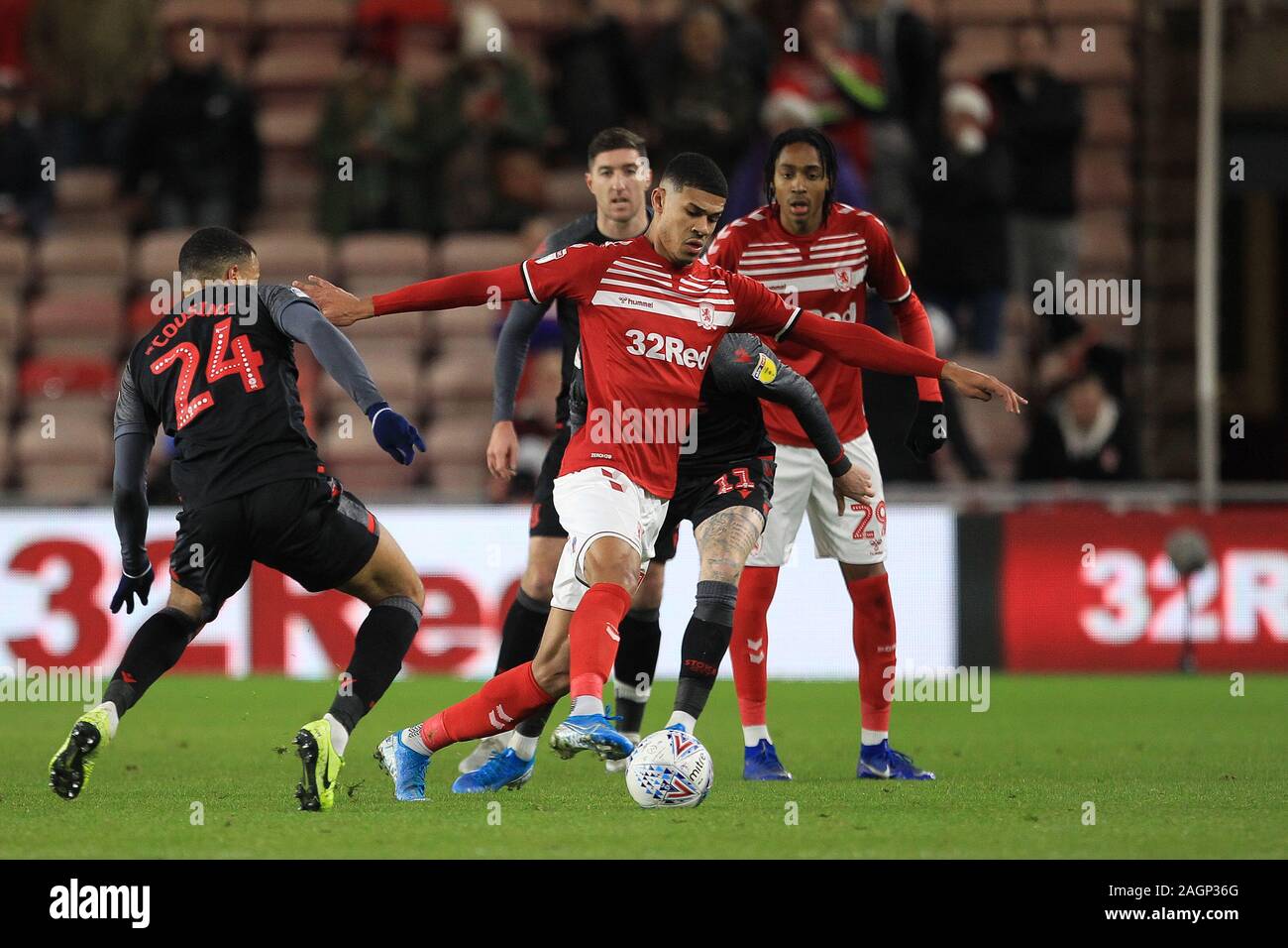 MIDDLESBROUGH, ENGLAND - Dezember 20th-Middlesbrough Ashley Fletcher in Aktion mit Stoke City Jordan Cousins während der Sky Bet Championship Match zwischen Middlesbrough und Stoke City an der Riverside Stadium, Middlesbrough am Freitag, den 20. Dezember 2019. (Credit: Mark Fletcher | MI Nachrichten) das Fotografieren dürfen nur für Zeitung und/oder Zeitschrift redaktionelle Zwecke verwendet werden, eine Lizenz für die gewerbliche Nutzung Kreditkarte erforderlich: MI Nachrichten & Sport/Alamy leben Nachrichten Stockfoto