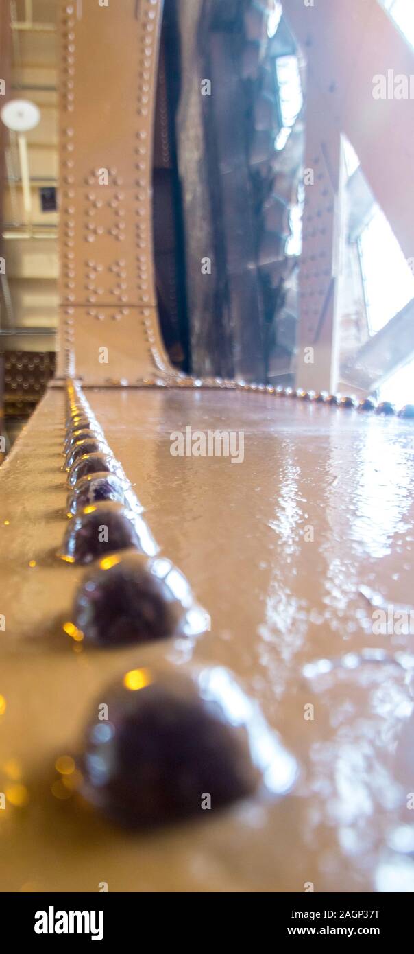 August 21, 2019 - Tower Bridge, London, Vereinigtes Königreich. Der Blick entlang der Stahlträger aus dem Inneren der berühmten Tower Bridge in London. Stockfoto