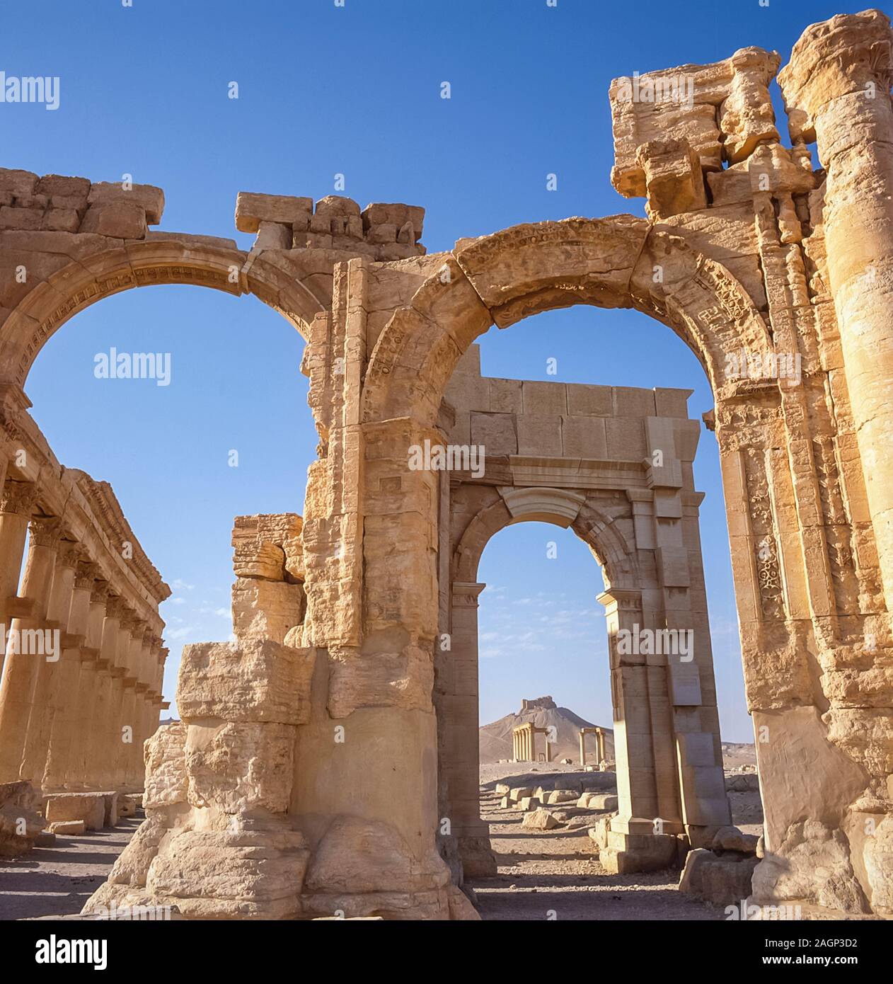 Syrien. Die Ruinen der römischen Stadt Palmyra, die um 200 bis 250 n. Chr. erbaut wurden, projizierten große Ausmaße und Wohlstand der alten Welt unter römischer Herrschaft. Die Stadt wurde von der großen Festung der Königin Zenobia übersehen, die den mentalen Zustand ständig von der Autorität des allmächtigen Roms in Frage gestellt hatte, was zur Entstehung des Wortes Zenophobie und Zenophobie führte Stockfoto