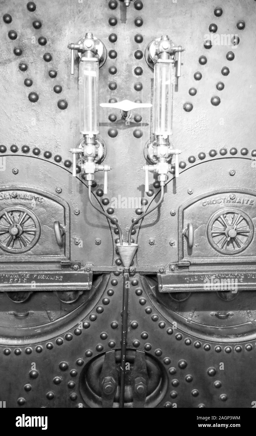 Eine große und alte Art Motor Kessel Faceplate, mit 2 Türen, wo Kohle in gesetzt ist. Stockfoto