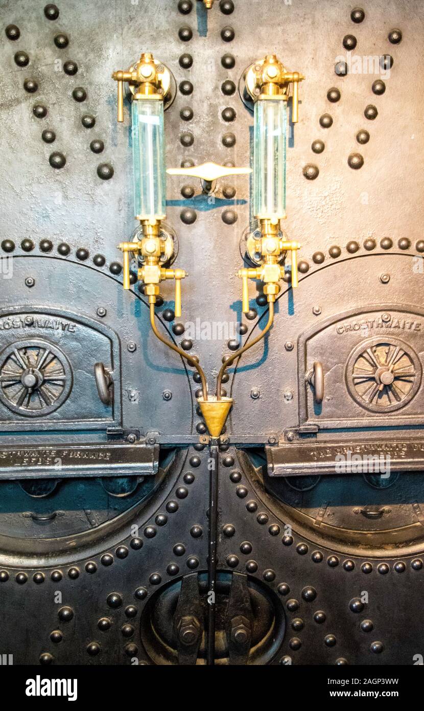 Eine große und alte Art Motor Kessel Faceplate, mit 2 Türen, wo Kohle in gesetzt ist. Stockfoto