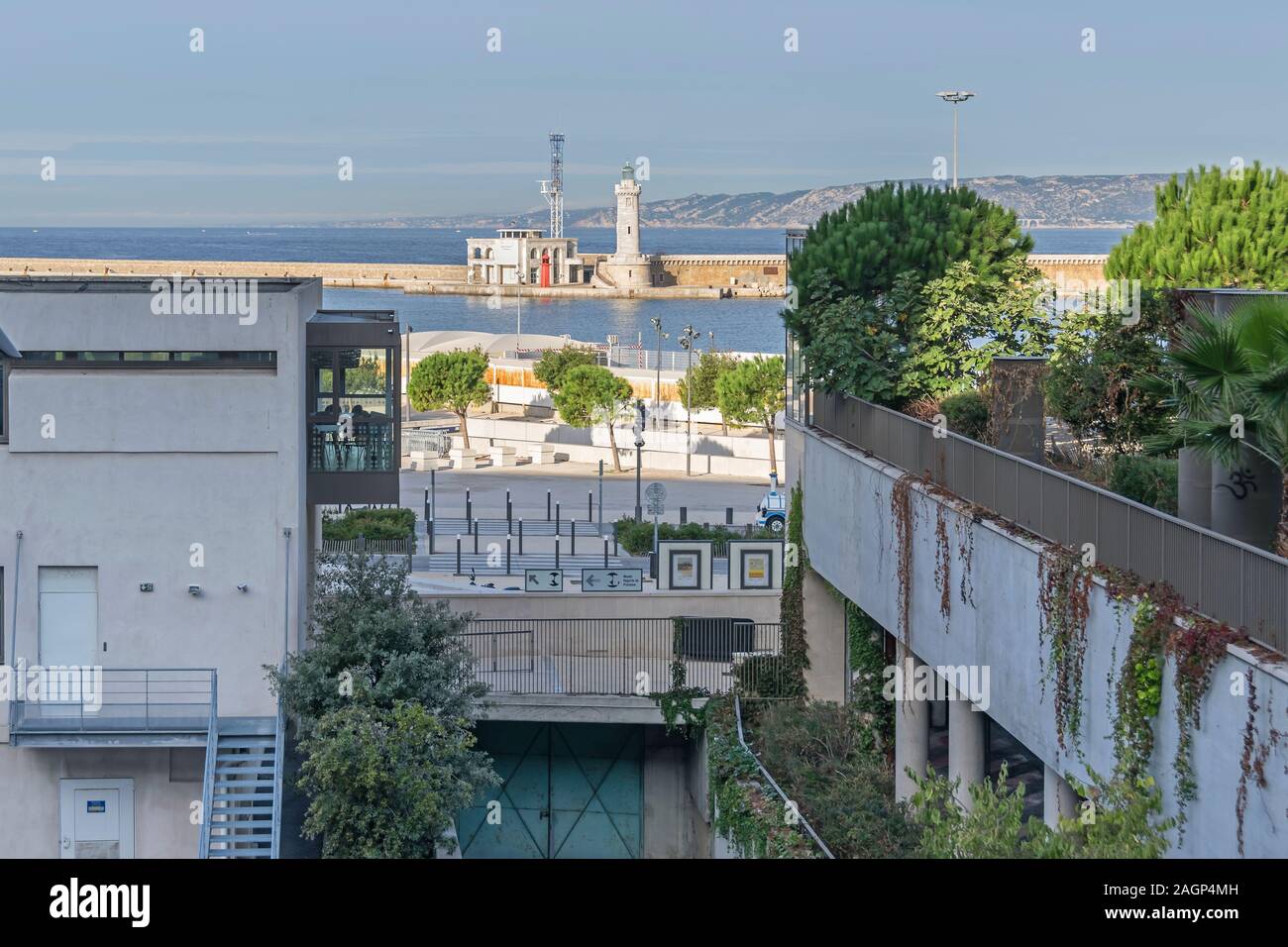 Marseille, Frankreich - November 1, 2019: Blick über die Unterführung Esplanade de la Tourette am Eingang zum alten Hafen mit dem Leuchtturm Saint Marie Stockfoto