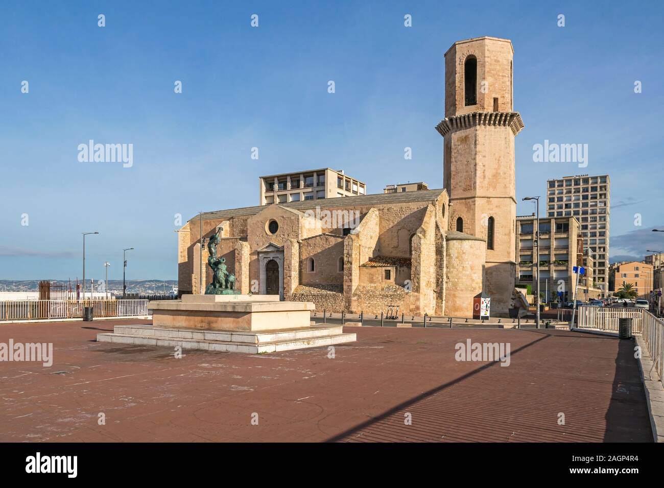 Marseille, Frankreich - 1. November 2019: Die romanische Kirche von Saint-Laurent im 12. Jahrhundert von rosa Kalkstein gebaut, eines der ältesten in Marseille, Stockfoto