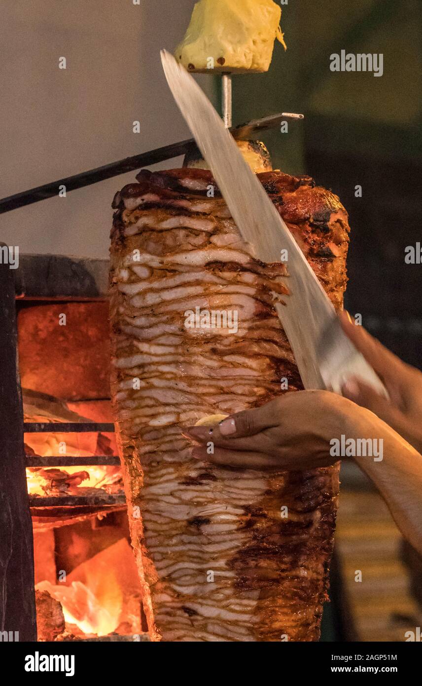 Frisch zubereitetes Schweinefleisch für Tacos al Pastor ist in Tacos El Carbonito, Puerto Vallarta, Mexiko schneiden Stockfoto