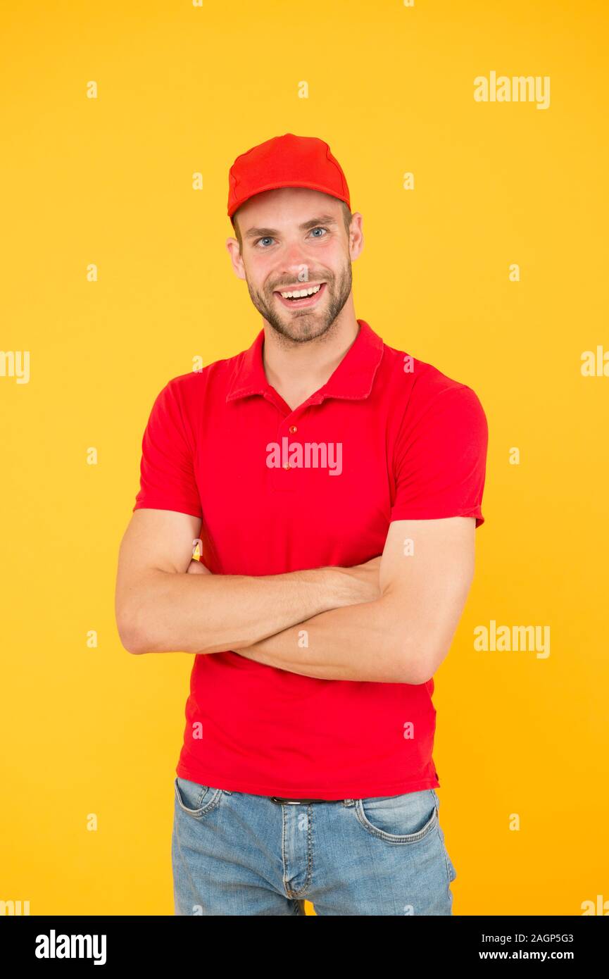 Essen bestellen deliveryman. Sales Team Mitglied. Vermietung shop shop Arbeiter. glückliche Kerl. Händler gelbe Wand. Verkäufer Kassierer Karriere. Mann Lieferservice in roten T-Shirt und Cap. freundliche Verkäuferin. Stockfoto