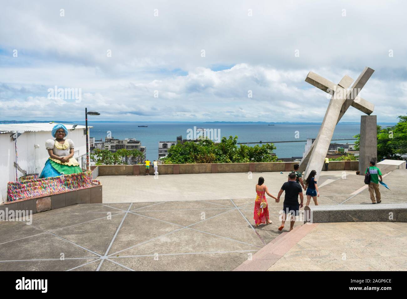 Salvador, Brasilien - ca. September 2019: Statue der Gedenkstätte für die Gefallenen Baianas und Kreuz, zwei Wahrzeichen bei Se Square gelegen Stockfoto