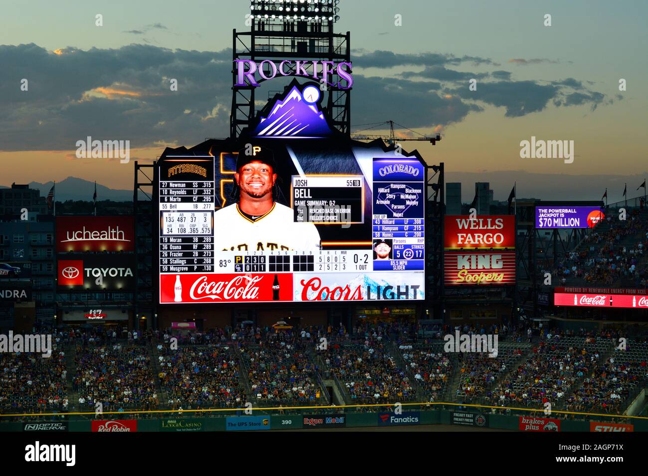 Eine große Jumbotron bei Coors Felder verwendet während der Colorado Rockies MLB Baseball Spiel in Denver, Colorado. Stockfoto