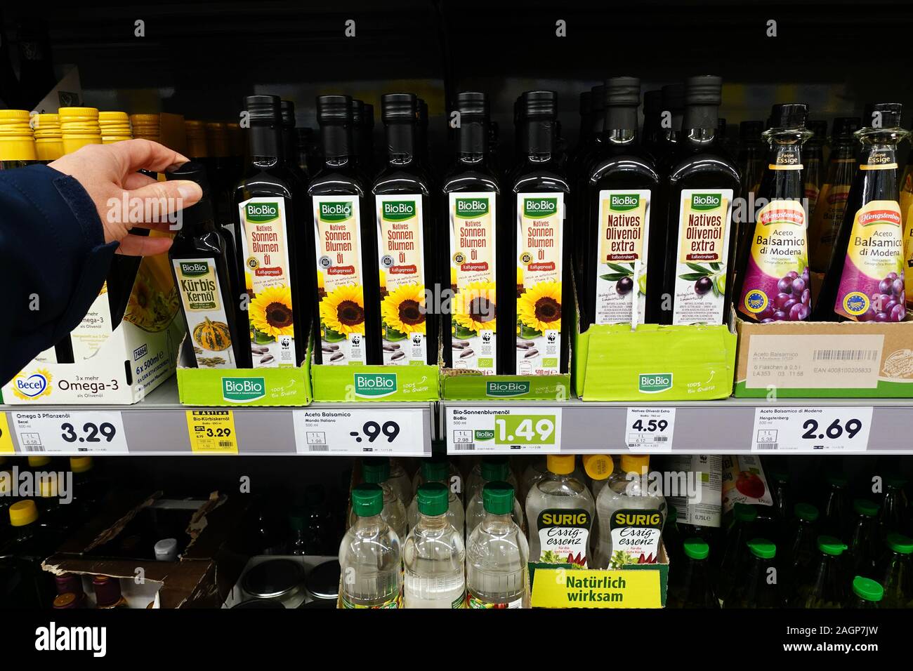 Flaschen pflanzliche Öle in einem Geschäft Stockfoto