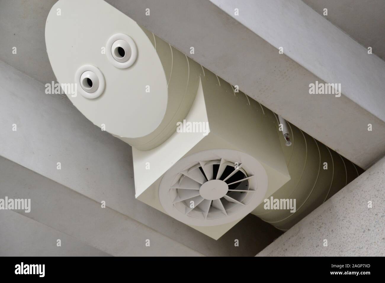 Weißer Anschlusskasten und Gitter registrieren für Klimaanlage mit zwei Luftdüsen Stockfoto