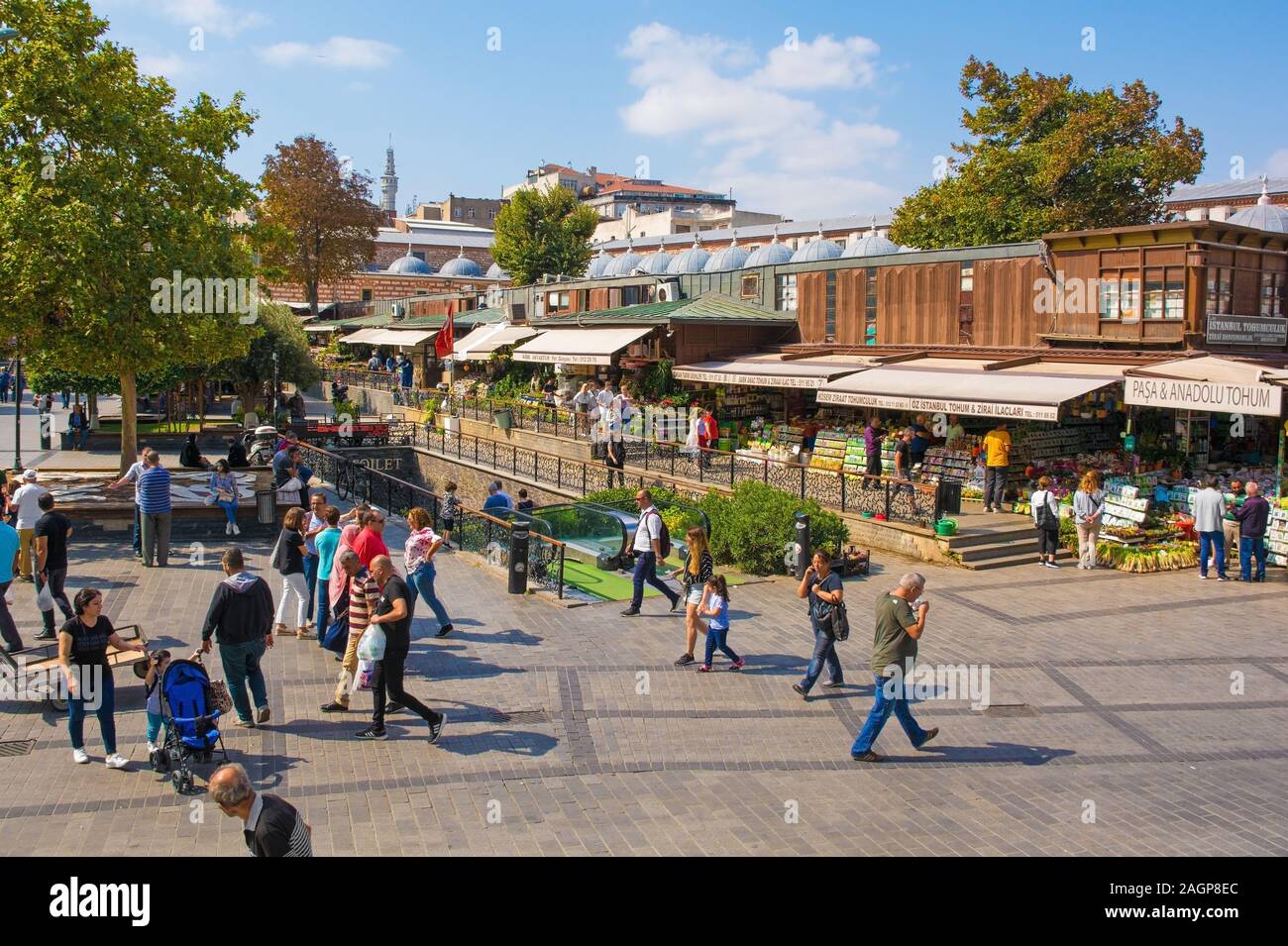 Istanbul, Türkei - 19. September 2019. Touristen und Einheimische vorbei an den äußeren Teil der Ägyptischen Gewürzbasar, auch bekannt als Misir Carsisi, in Stockfoto