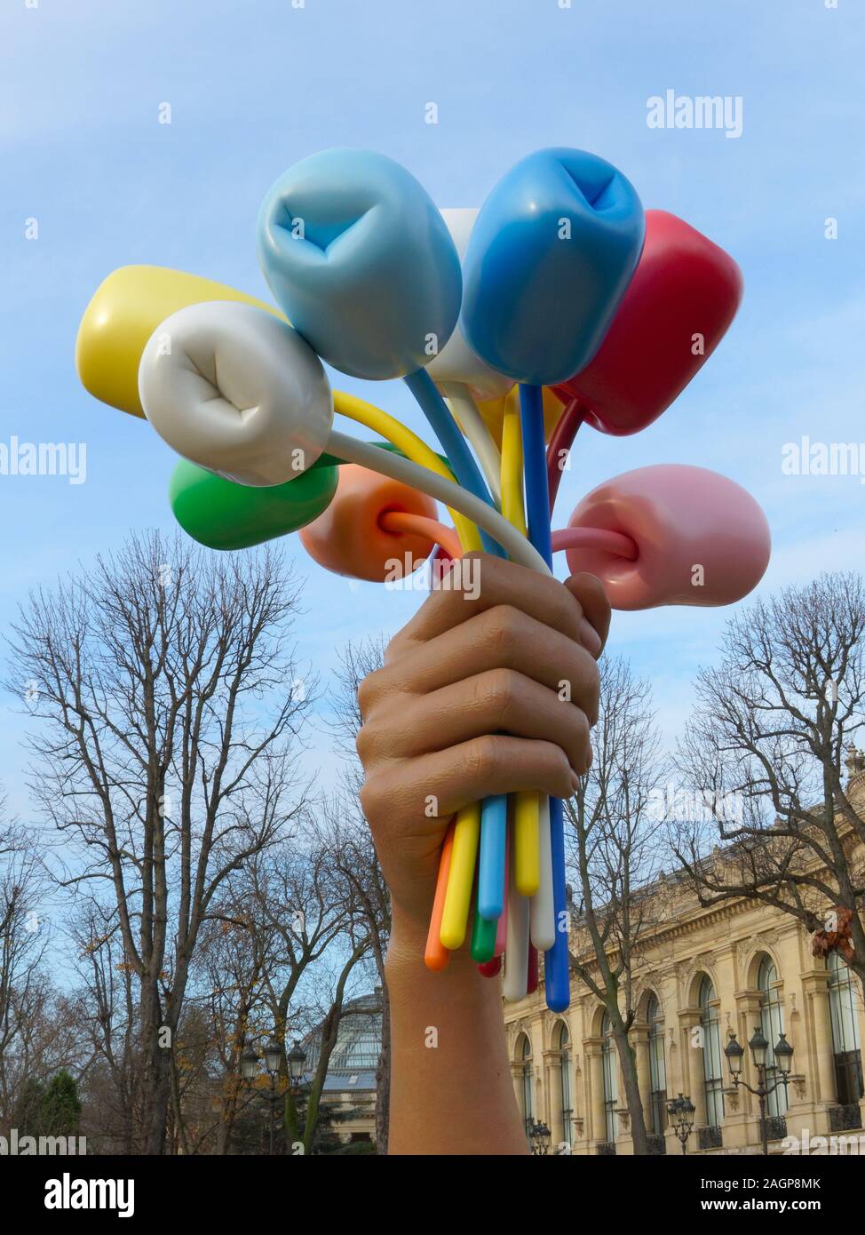 Blumenstrauß aus Tulpen Skulptur im Jardin des Champs-Élysées von Jeff Koons in Erinnerung an die Opfer des Terrorismus Paris, Paris, Frankreich Stockfoto