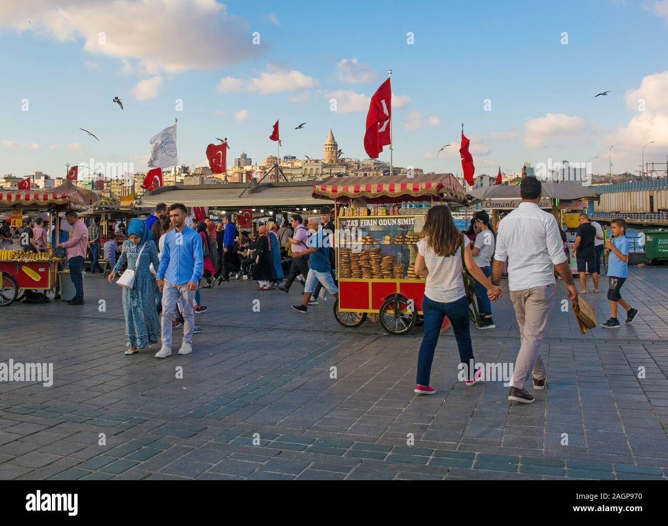 Istanbul, Türkei - 9. September 2019. Einheimische und Touristen vorbei an den vielen Ständen entlang der Küste von Eminönü in der Fatih Bezirk o Stockfoto