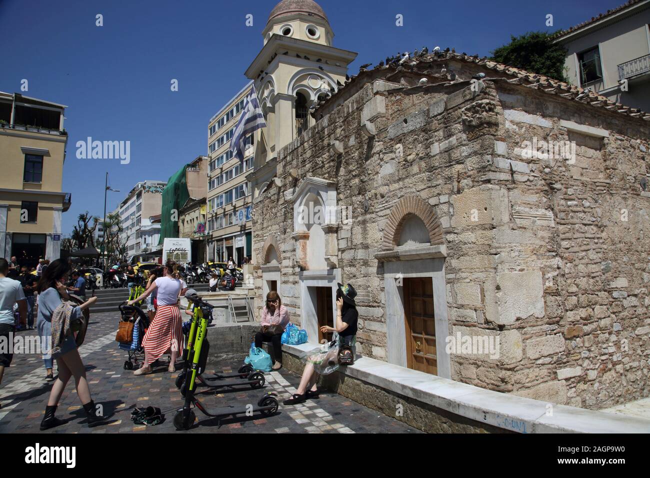 Athen Monastiraki Plateia Monastirakiou an der Kreuzung der Ermou - Frauen auf Handys außerhalb der Kirche des 10. Jahrhunderts Pantanassa Stockfoto