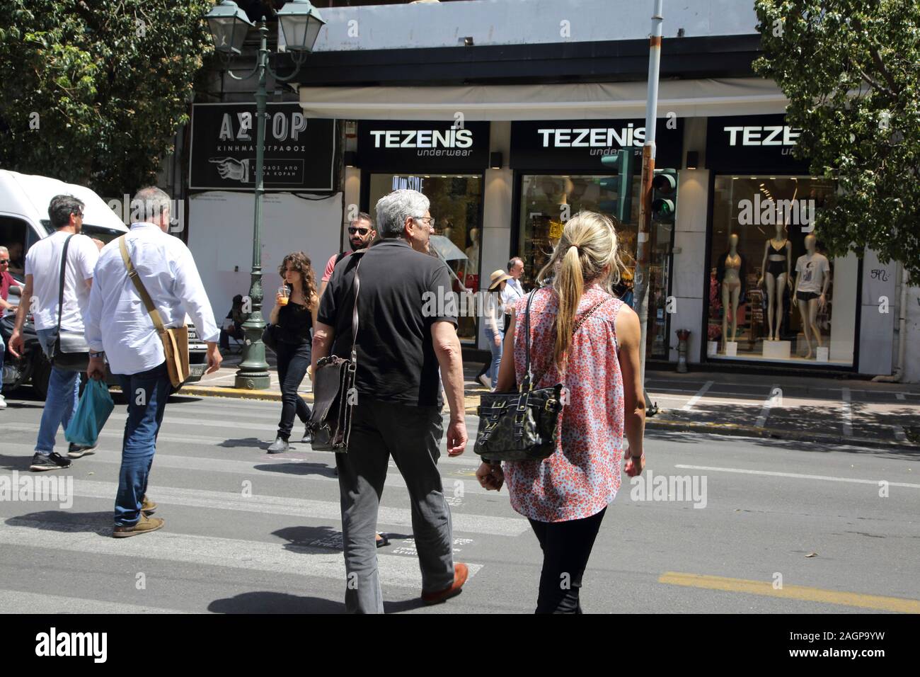 Athen Griechenland Ermou Straße Fußgänger auf dem Zebrastreifen Stockfoto
