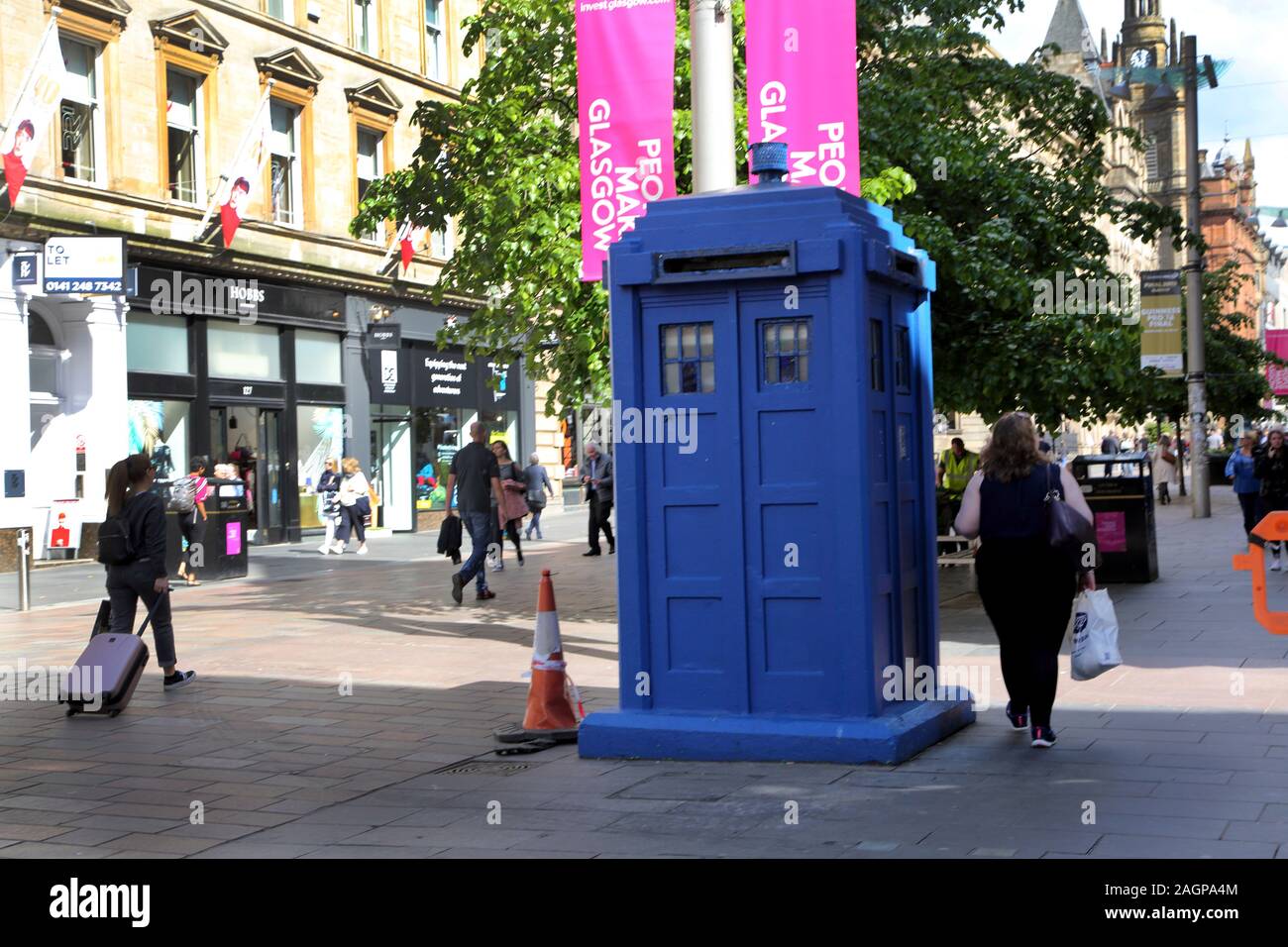 Glasgow Schottland Buchanan Street Vintage alte Blaue Polizei Box jetzt manchmal verwendet, als Getränk Kiosk im Sommer Stockfoto