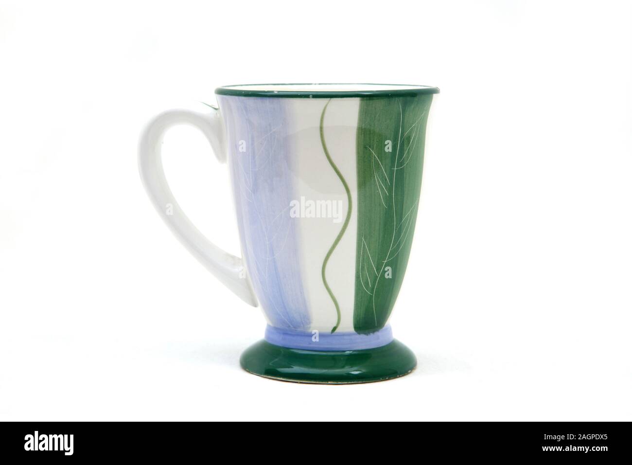 Grün und weiß glasierten Zinn Becher Stockfoto