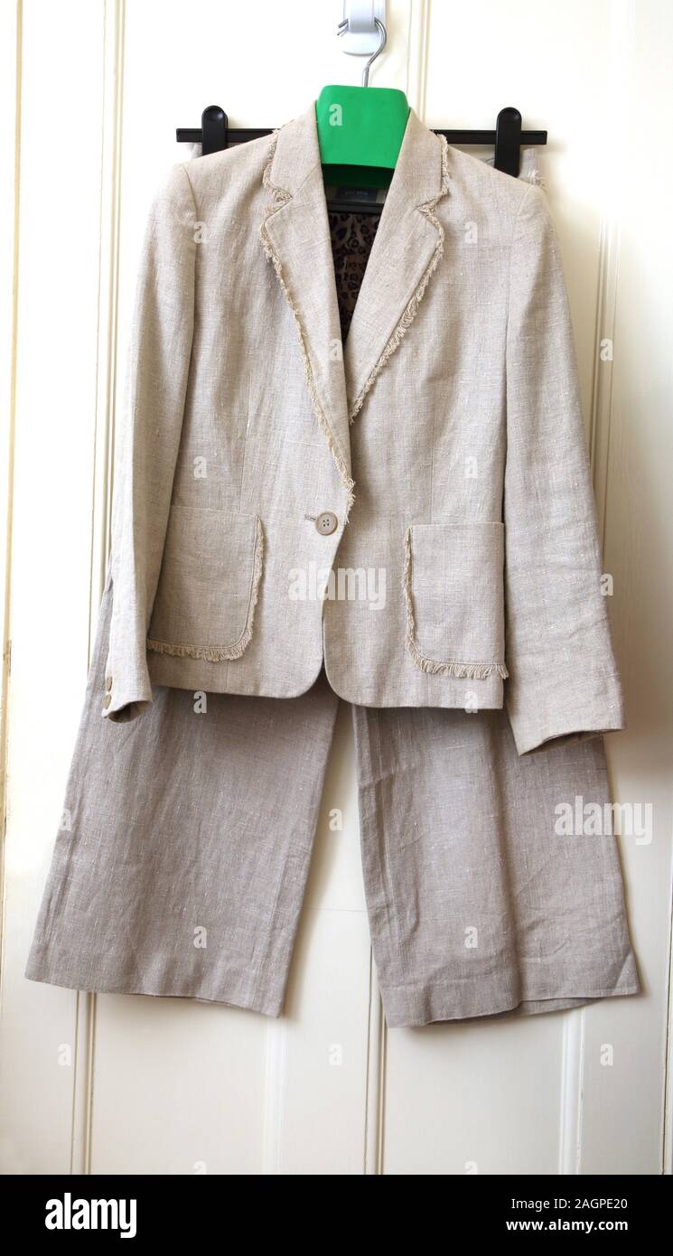 Leinen Hosenanzug mit Fransen an den Taschen und am Revers Stockfoto