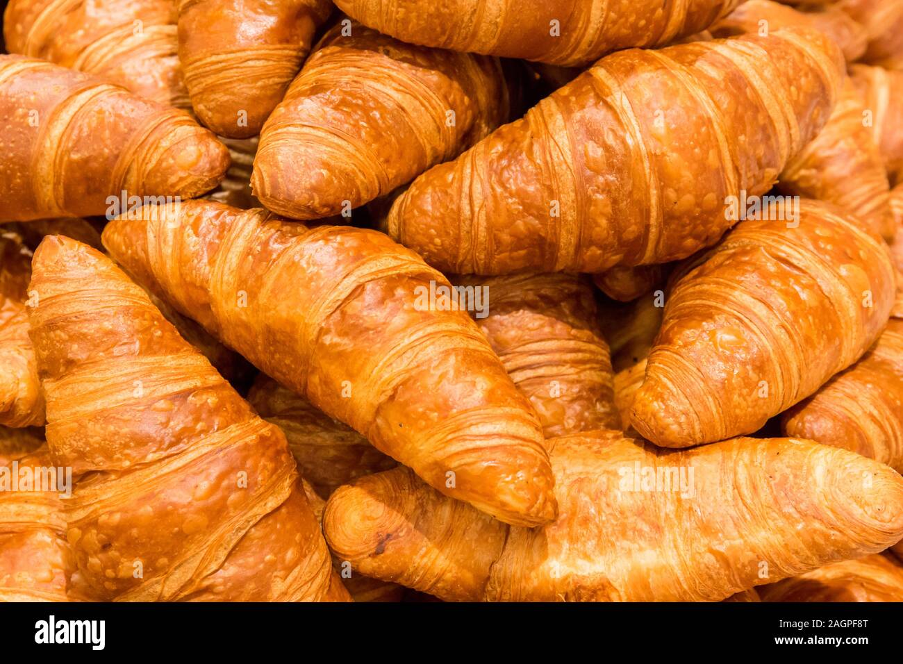 Haufen von frisch gebackenen leckeren Butter Croissant Gebäck, Food Textur Hintergrund. Mit Blätterteig gefüllter Rahmen. Stockfoto