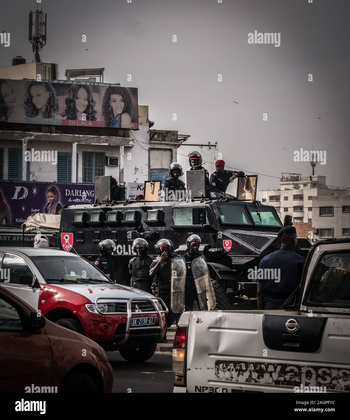 Dakar, Senegal. 20 Dez, 2019. Polizisten sind im Zentrum von Dakar, Senegal gesehen, am Dez. 20, 2019. Der Polizei wurden am Freitag im Zentrum von Dakar eingesetzt, um zu verhindern, dass der Protest gegen die Erhöhung der Strompreise durch Senegal Nationale Agentur (senelec). Credit: Louis Denga/Xinhua/Alamy leben Nachrichten Stockfoto