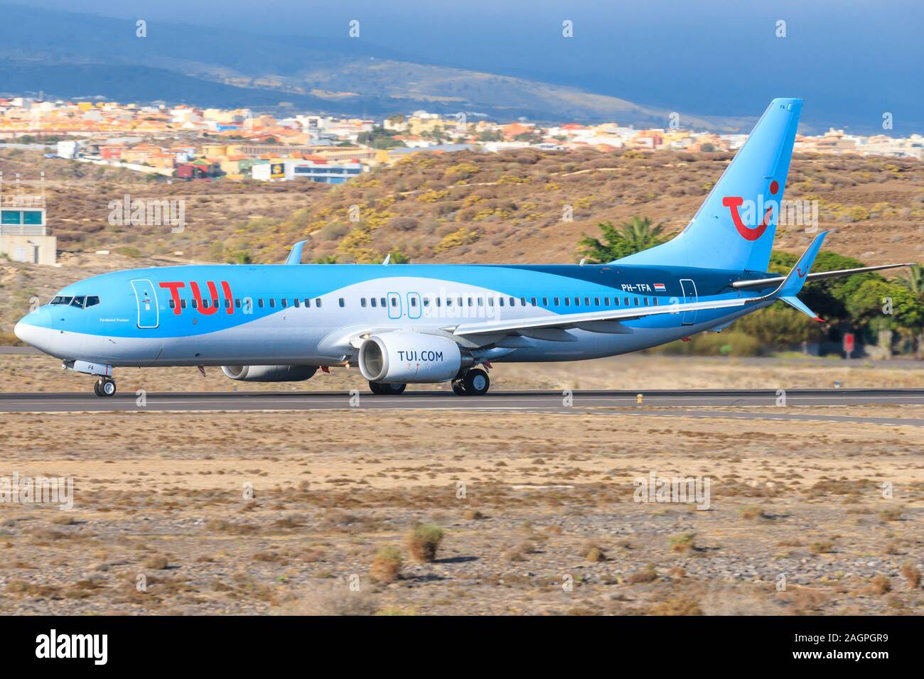 Teneriffa, Spanien - 23. November 2019: Tuifly Boeing 737-800 am Flughafen Teneriffa Süd. Stockfoto Teneriffa, Spanien - 23. November 2019: Tuifly Boeing 737-800 am Flughafen Teneriffa Süd. Stockfoto
