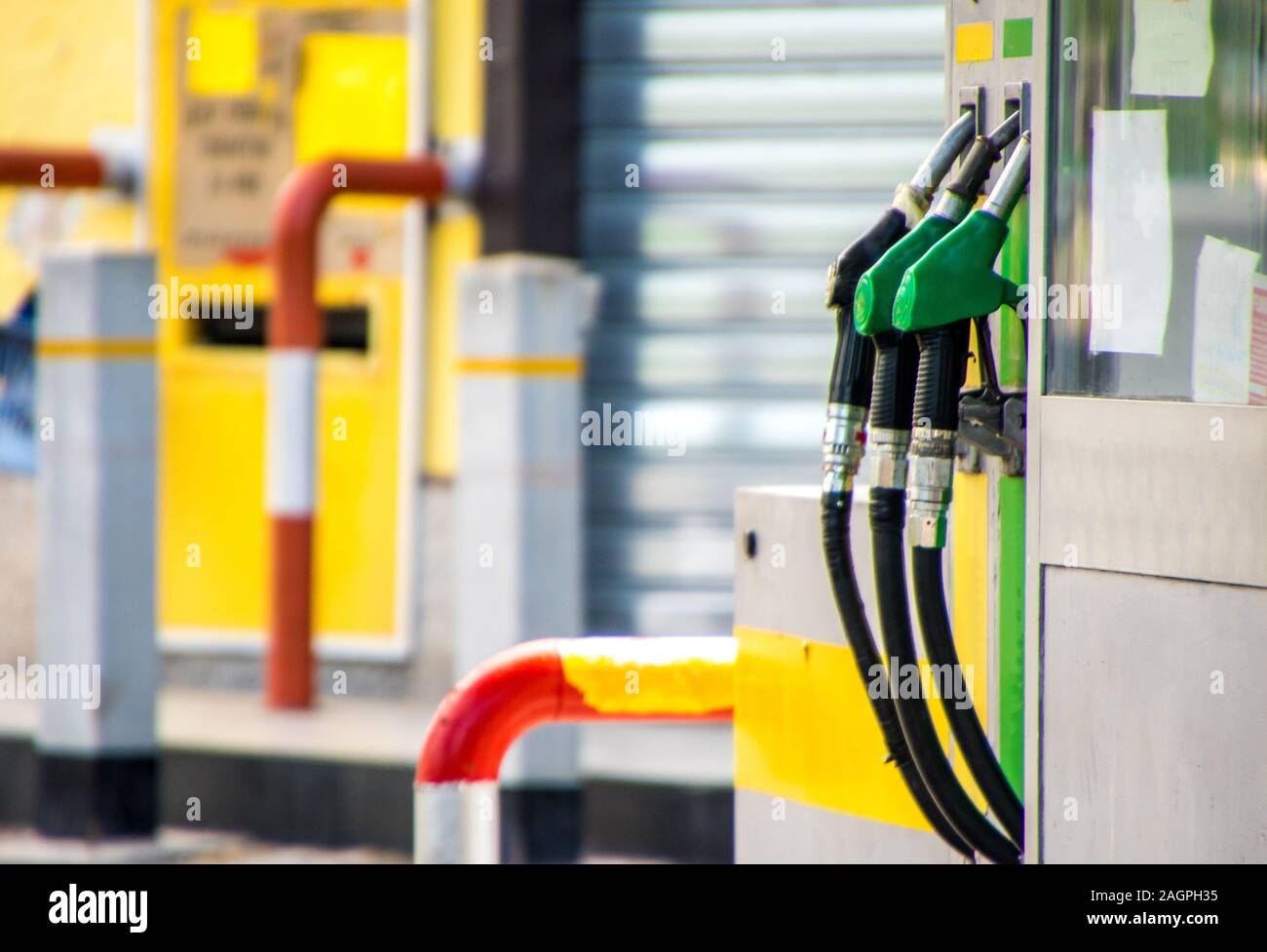 Ein Blick auf Benzin und Diesel an der Tankstelle. Stockfoto