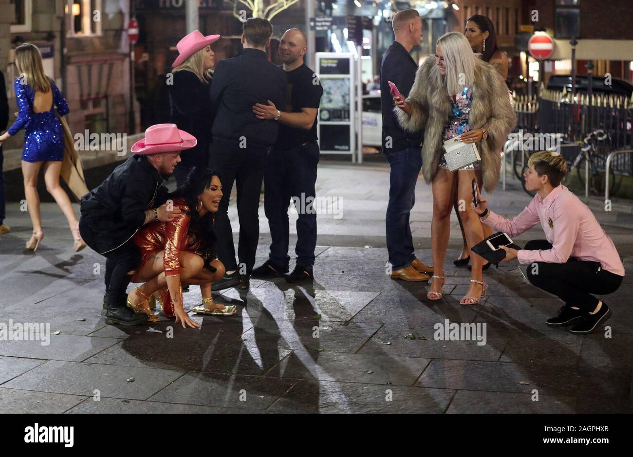 Nachtschwärmer in Newcastle am letzten Freitag vor Weihnachten. Stockfoto