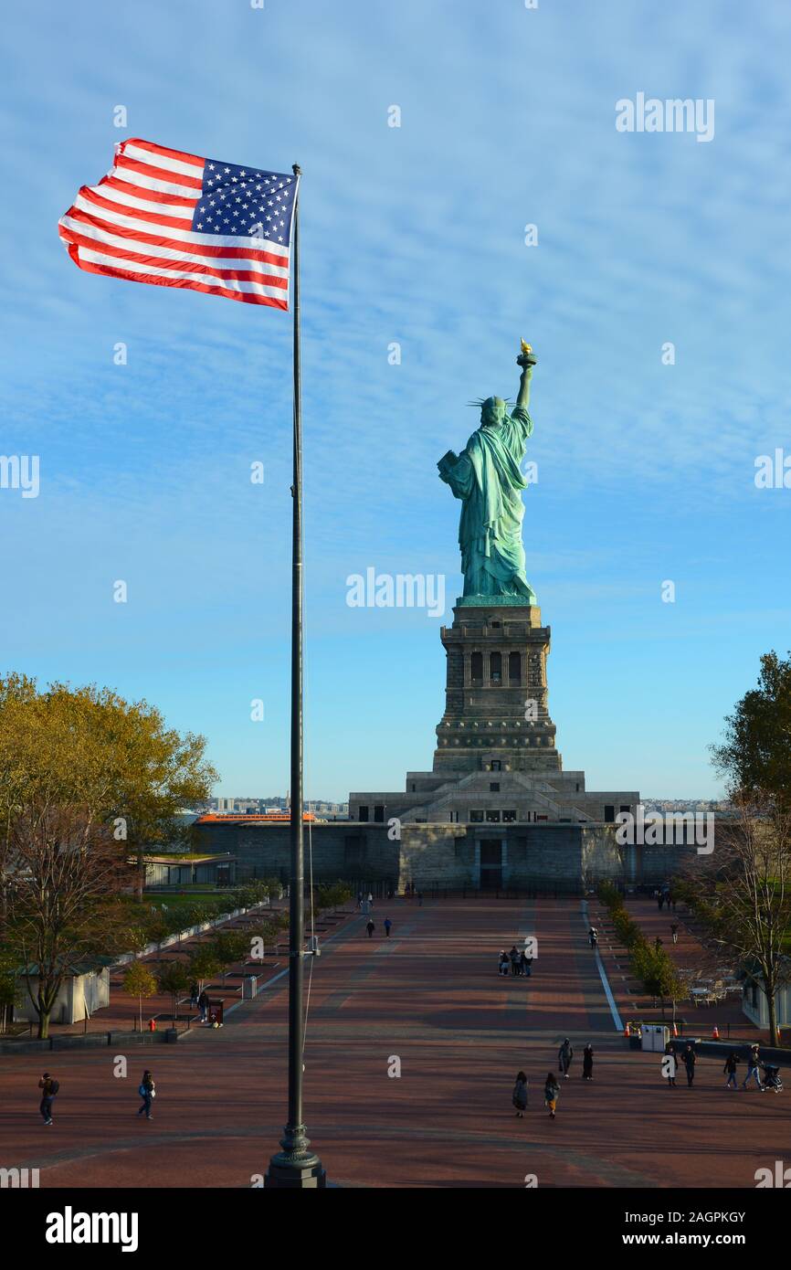 NEW YORK, NY - 04. Nov. 2019: Freiheitsstatue und Fahnenmast Plaza aus dem Museum auf Liberty Island gesehen. Stockfoto