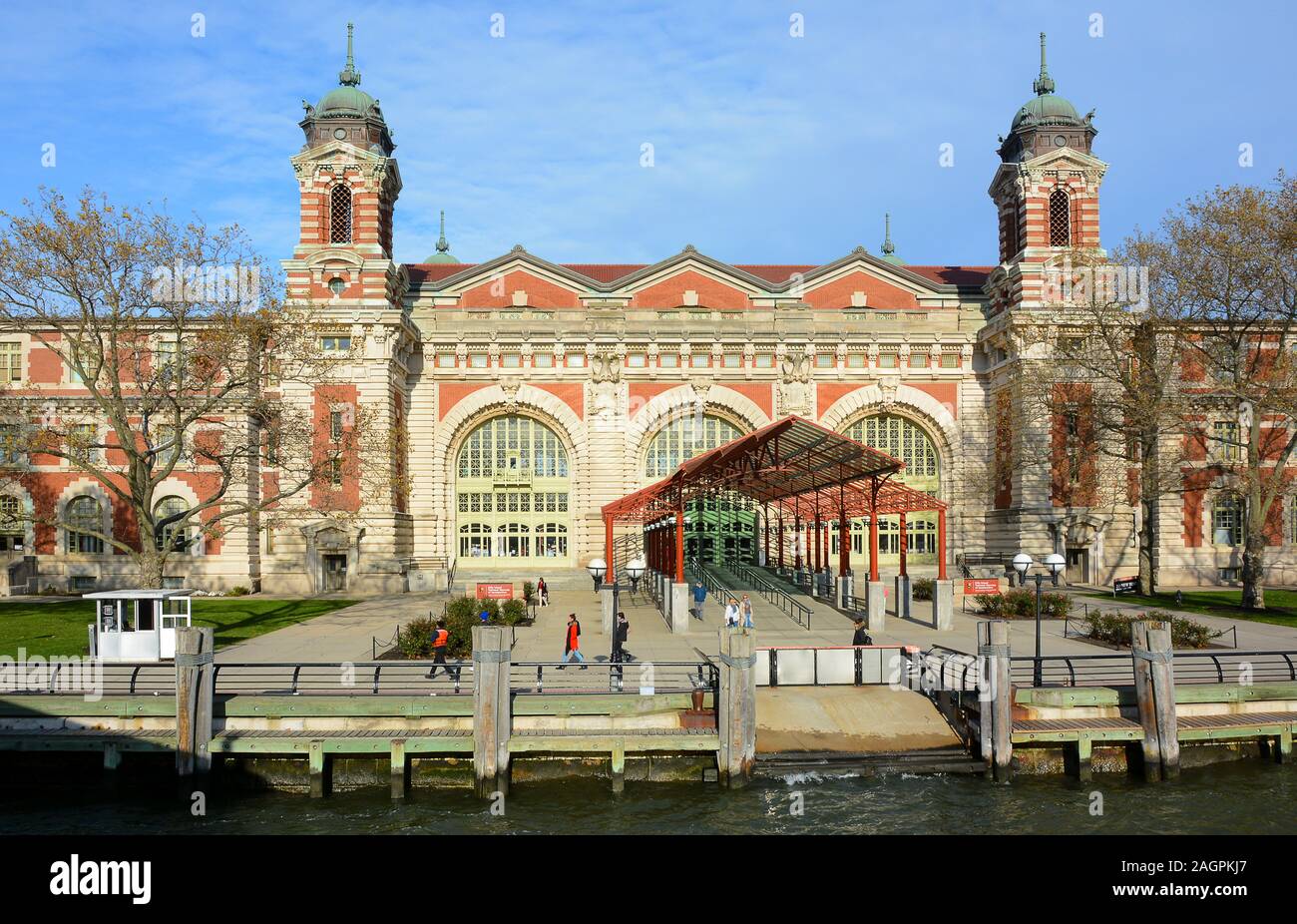 NEW YORK, NY - 04. Nov. 2019: Eingang zum Hauptgebäude auf Ellis Island Immigration Museum. Stockfoto