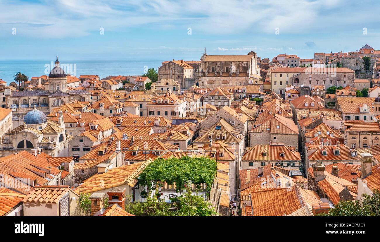 Hohen winkel Aussicht auf die Altstadt von Dubrovnik und seine traditionellen Steinhäusern und orange Ziegeldach Tops. Stockfoto