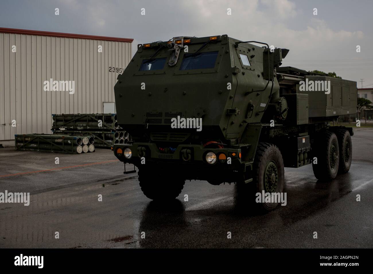 Ein High Mobility Artillery Rocket System aus 12 Marine Regiment, 3rd Marine Division, während einer Dekontamination Übung auf Camp Hansen, Okinawa, Japan, Dez. 12, 2019. Die Dekontamination ist der erste Schritt im Umgang mit der biologischen Kriegsführung. Obwohl nicht eine dauerhafte Lösung, es verhindert eine weitere Ausbreitung von gefährlichen Substanzen. (U.S. Marine Corps Foto von Lance Cpl. Kyle S. Bunyi) Stockfoto