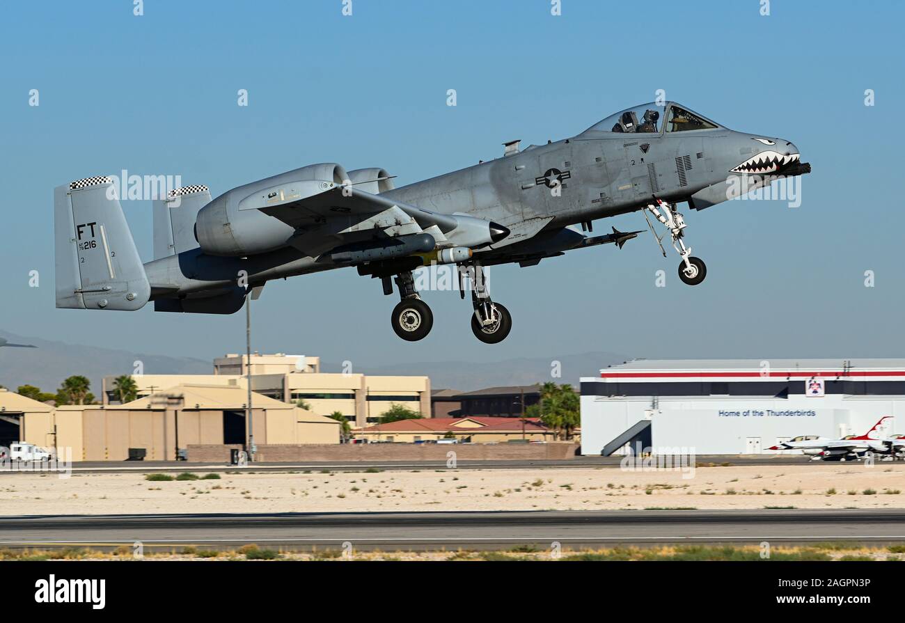 Eine A-10 Thunderbolt II C Flugzeuge an der 75th Fighter Squadron bei Moody Air Force Base, Georgien zugeordnet, nimmt während der Grünen Flag-West an der Nellis AFB, Nevada, 19.09.2019. Die Thunderbolt IIs haben ausgezeichnete Manövrierfähigkeit bei niedrigen Luftgeschwindigkeiten und Höhe, und sind äußerst präzise Waffen-Plattformen. (U.S. Air Force Foto von Randy Lewis) Stockfoto