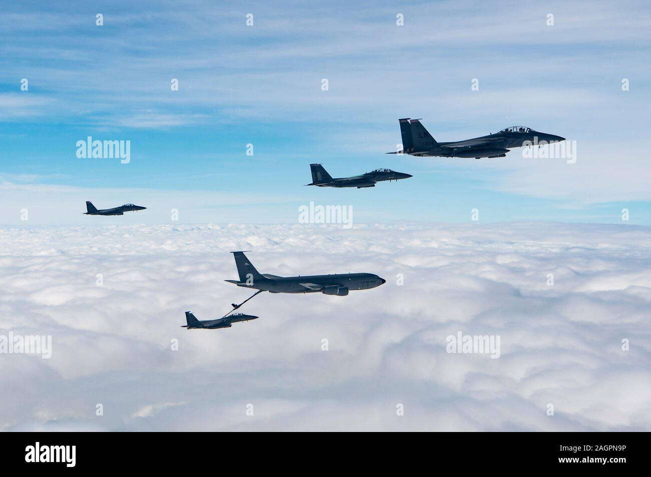Us Air Force F-15E Strike Adler zum Expeditionary 494th Fighter Squadron zugeordnet, Tanken von einer KC-135 Stratotanker zugeordnet. bis 28 Expeditionary Air Refuelling Squadron enroute in einem Formationsflug über ehren Qatar National Tag, Dez. 18, 2019 zu beteiligen. Die Fähigkeit, Überführungen über Qatar National Tag feiern durchführen zu können US- und Koalitionstruppen zu präsentieren, die Fähigkeit zur Verfügung zu stellen und Projekt premier Krieg preisgekrönten Airpower in der gesamten Region zu einem Momente bemerken. (U.S. Air Force Foto von SSgt Bethany La Ville) Stockfoto
