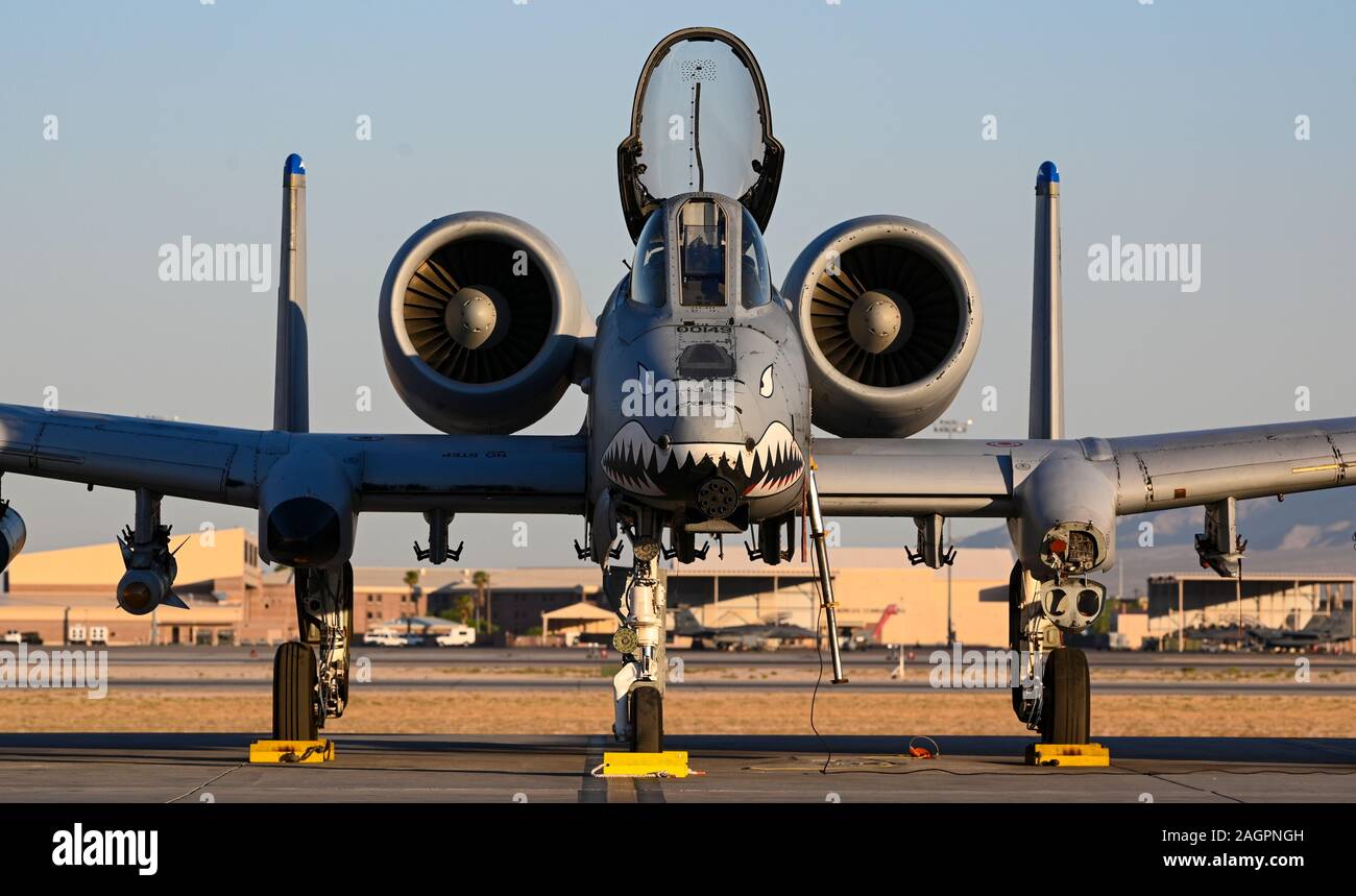 Eine A-10 Thunderbolt II C Flugzeuge an der 75th Fighter Squadron bei Moody Air Force Base, Georgien zugeordnet, sitzt auf dem Flug Linie an der Nellis AFB, Nevada, Sept. 11, 2019. Die A-10C für Close Air Support von freundlichen Bodentruppen ausgelegt war, gegen gepanzerte Fahrzeuge und schnelle Unterstützung gegen feindliche Bodentruppen. (U.S. Air Force Foto von Randy Lewis) Stockfoto