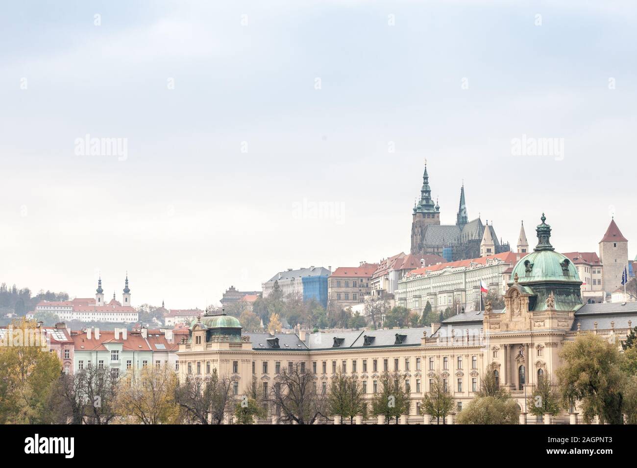 Prager Burg (Prazsky Hrad) am Hradschin Hill, das Amt des Präsidenten der Tschechischen Republik mit der straka Academie (Stakova Akademie), dem Haus der Regierung Stockfoto