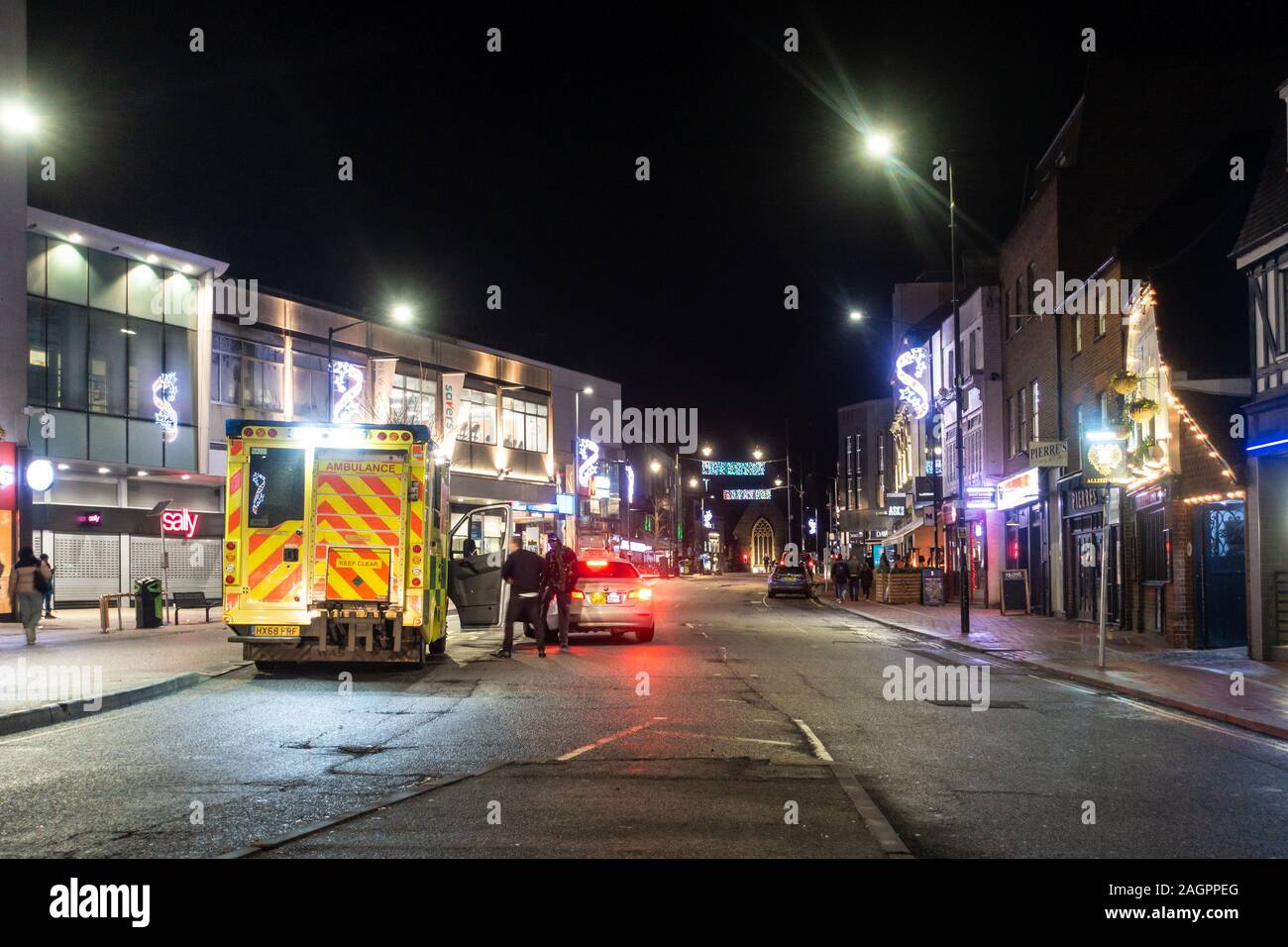 Ein Krankenwagen an der Seite der Straße geparkt auf St Mary's Zigarettenkippen in Rading, UK in der Nacht. Stockfoto