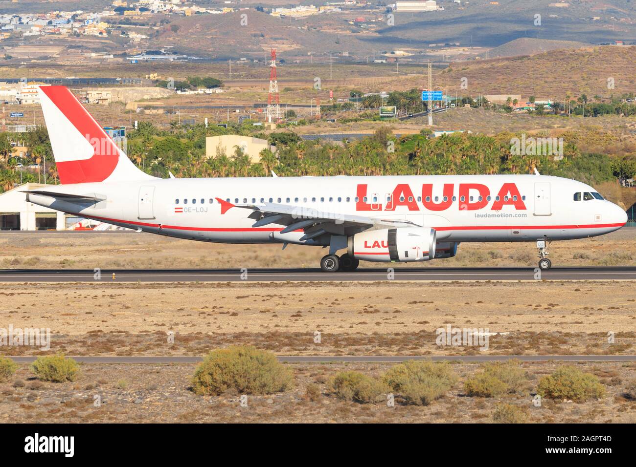 Teneriffa, Spanien - November 23, 2019: LAUDA A320 am Flughafen Teneriffa Süd. Stockfoto