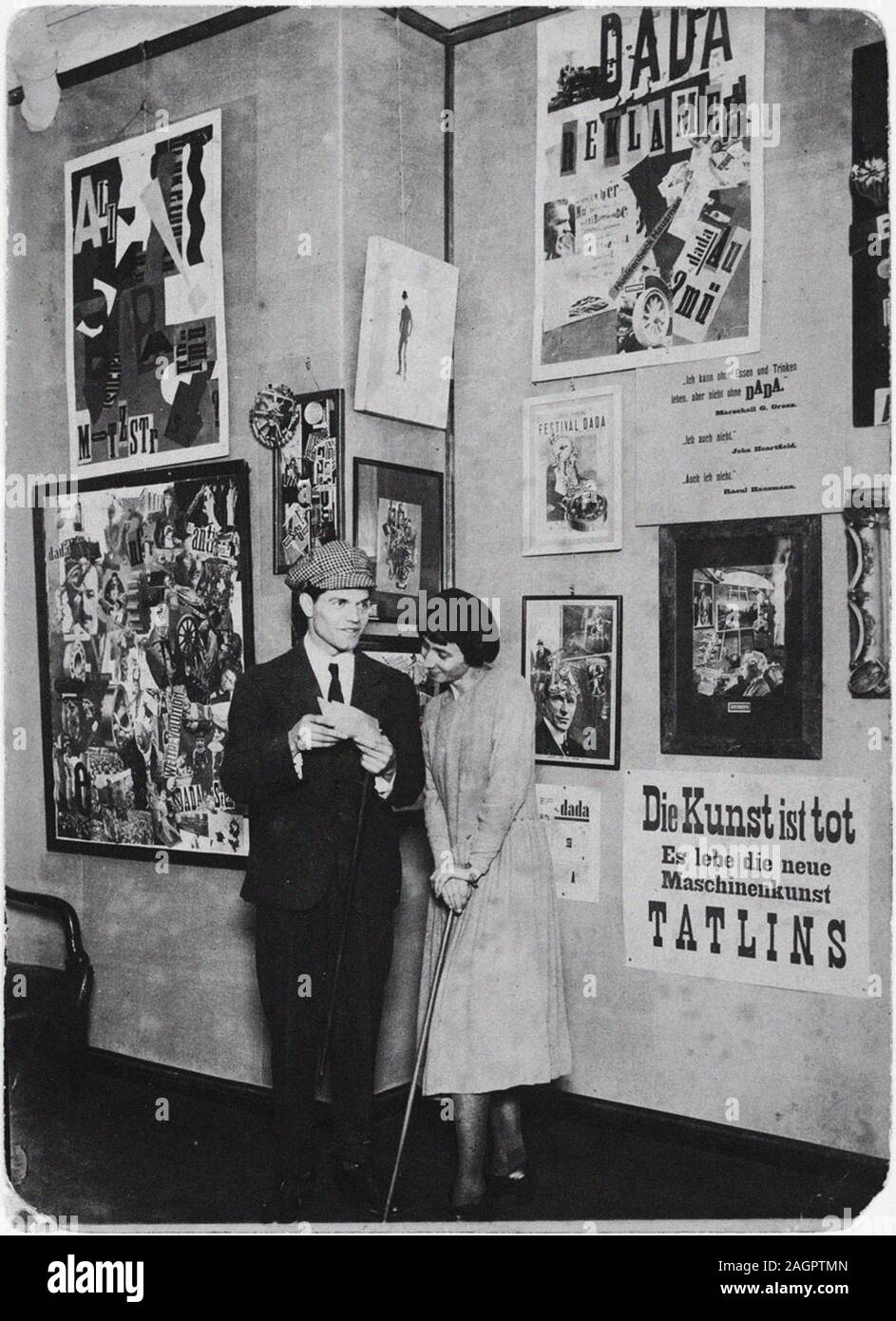 Hannah Höch und Raoul Hausmann vor ihrer Werke auf der "Internationalen Dada-Messe". Museum: Berlinische Galerie-Landesmuseum für Moderne Kunst, Fotografie und Architektur. Autor: anonym. Stockfoto