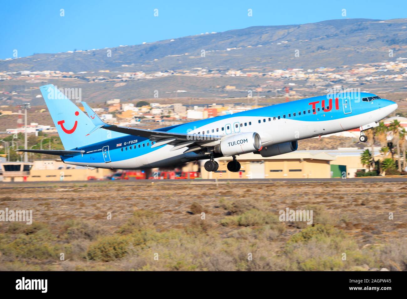 Teneriffa, Spanien - 23. November 2019: Tuifly Boeing 737-800 am Flughafen Teneriffa Süd. Stockfoto Teneriffa, Spanien - 23. November 2019: Tuifly Boeing 737-800 am Flughafen Teneriffa Süd. Stockfoto