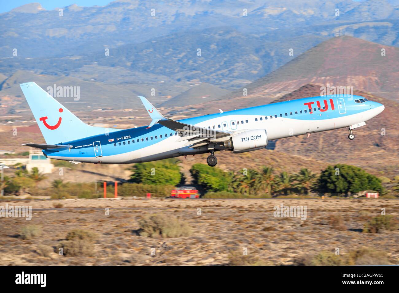 Teneriffa, Spanien - 23. November 2019: Tuifly Boeing 737-800 am Flughafen Teneriffa Süd. Stockfoto Teneriffa, Spanien - 23. November 2019: Tuifly Boeing 737-800 am Flughafen Teneriffa Süd. Stockfoto