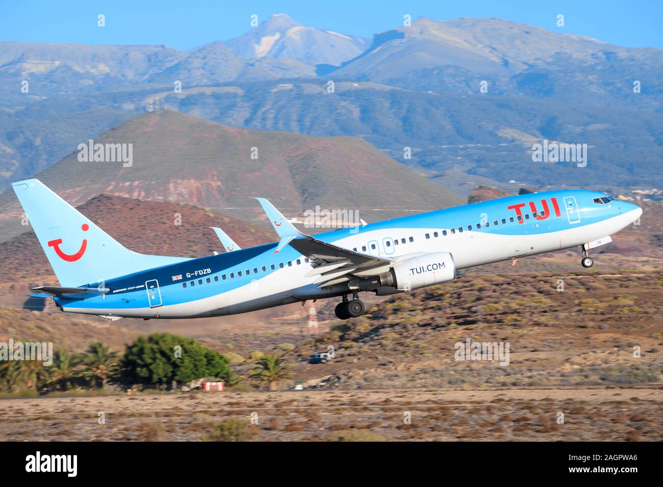 Teneriffa, Spanien - 23. November 2019: Tuifly Boeing 737-800 am Flughafen Teneriffa Süd. Stockfoto Teneriffa, Spanien - 23. November 2019: Tuifly Boeing 737-800 am Flughafen Teneriffa Süd. Stockfoto